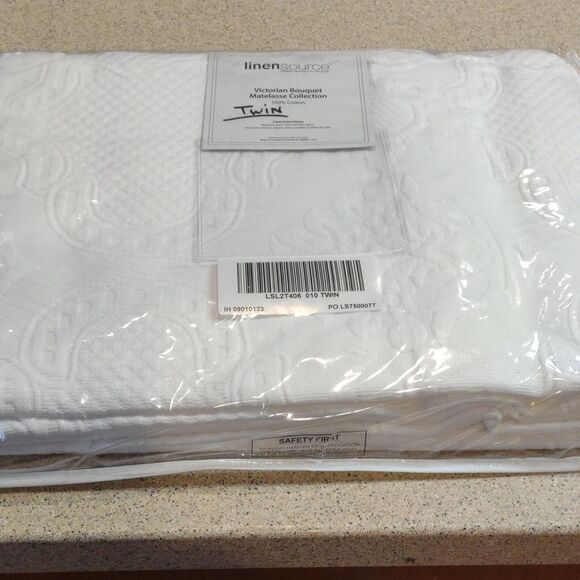 100 % Cotton Matelasse Twin  Bed Cover New - Picture 1 of 5